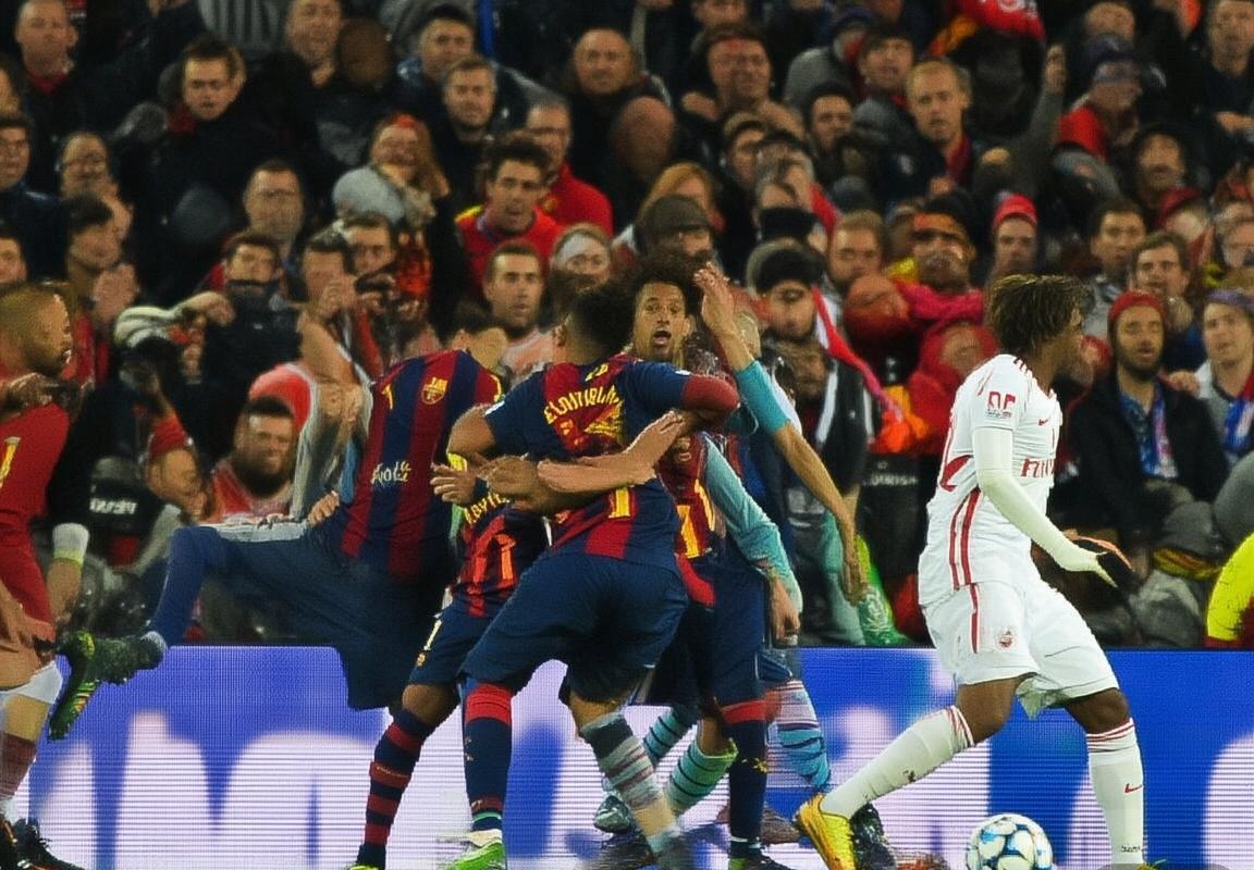 巴塞罗那VS阿森纳：控球反击经典对决回顾与展望(图3)